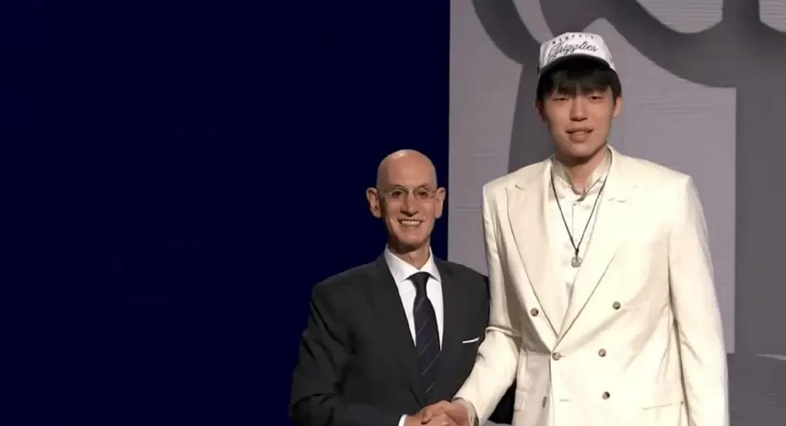 首轮第16顺位，杨瀚森竟然被开拓者选中了！这出乎了无数中国球迷和媒体的意料，当然