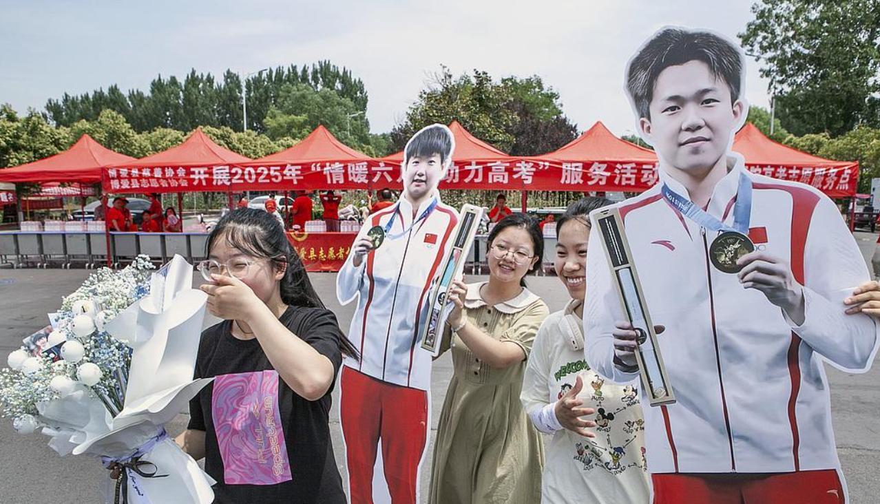 乒坛黑嘴贺晓龙被网信办封杀后，继续利用小号抹黑国乒，微博平台任其胡作非为。这一次