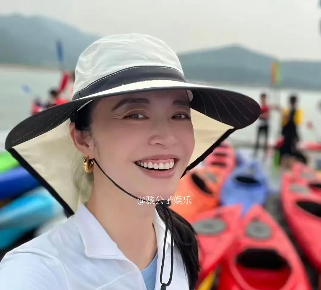 姚晨带着丈夫曹郁和两个孩子划桨游玩，一家人看起来玩得很开心。她的女儿牙齿稍微有点