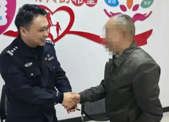“防不胜防！”近日，安徽合肥，一位大哥在网上找到了一家可以拍卖鉴宝的公司，对方声