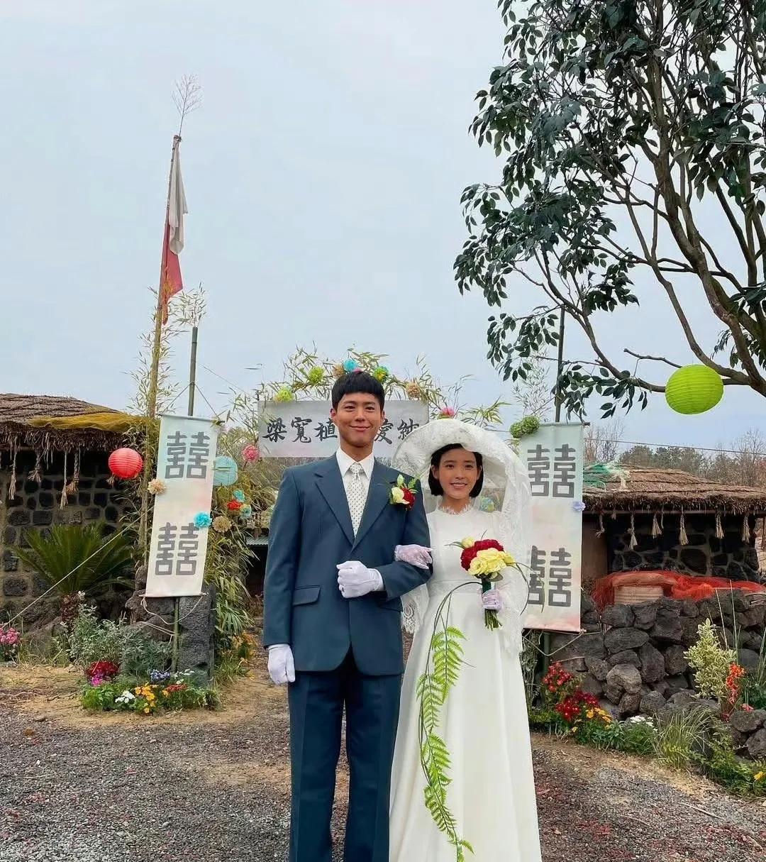 韩剧《苦尽柑来遇见你》这结婚场景真是让人绷不住，白底黑字就罢了，可以理解为他们的