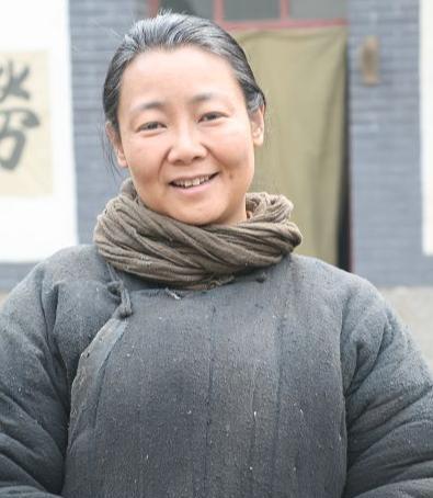 1991年，萨日娜为能分到11平米房子，258元彩礼就嫁给同学潘军，婚后她被嫌弃