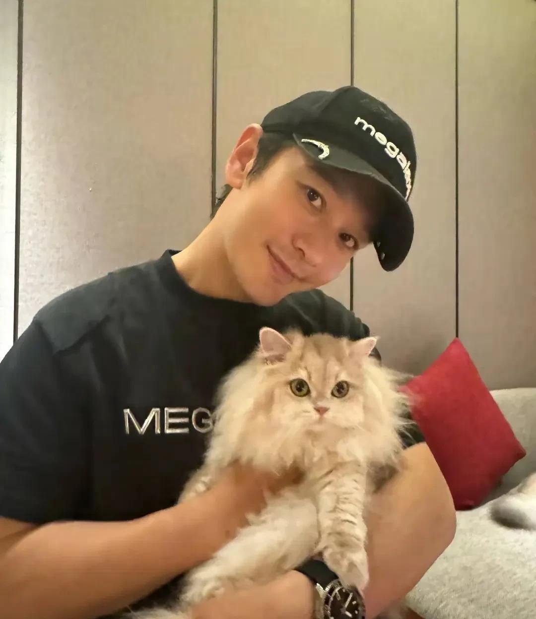 黄晓明幽默回应超一线男星赌输十亿的瓜，黄晓明在评论区问网友是欢乐豆吗？
既没有得