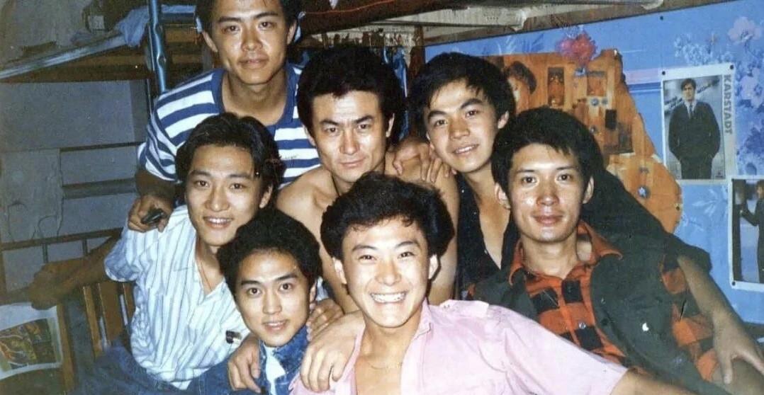 这是拍摄于80年代中戏表演班同学在宿舍的一张珍贵留影，他们7位坐在宿舍书桌前，只
