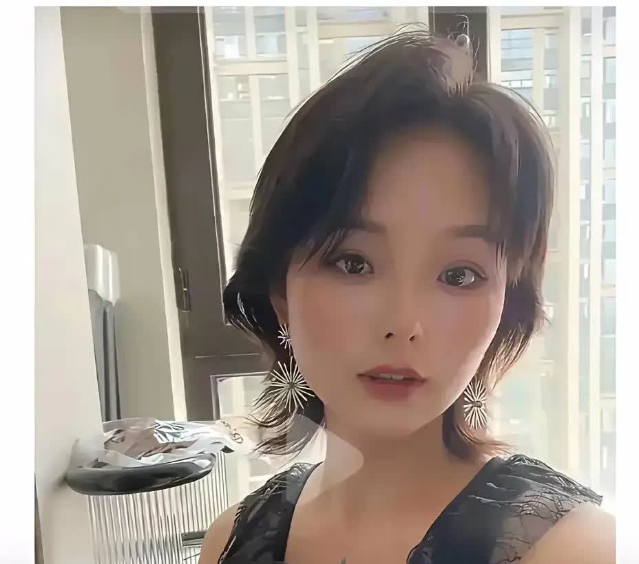 河南平顶山的刘艺文太让人心疼了。她原本活得很精彩，虽是离异单亲妈妈，却开理发店经
