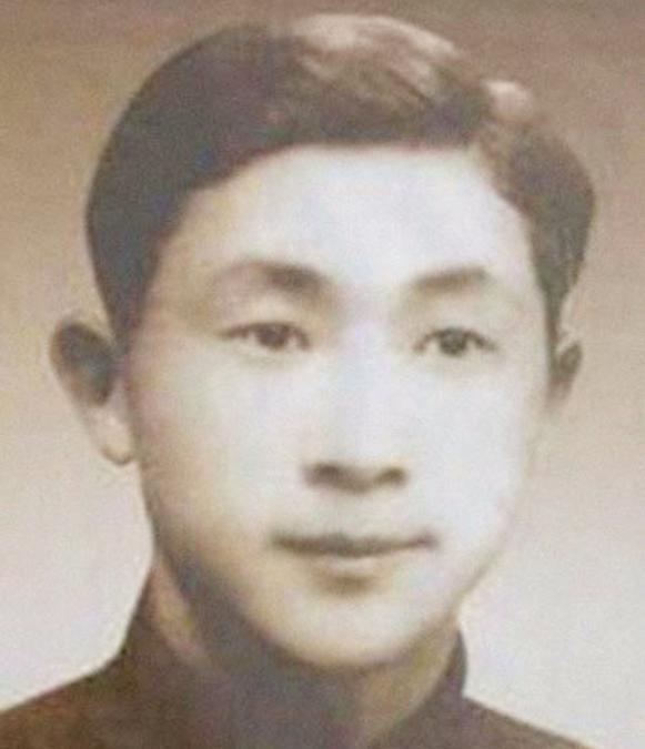 1947年，地下党洪任明在火车站旁看到了战友，对方却无视了他，将视线移向别处，突