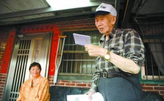 1943年，山东省聊城市东阿县王庄村，一个13岁的小伙参加了当地的抗日队伍；两个