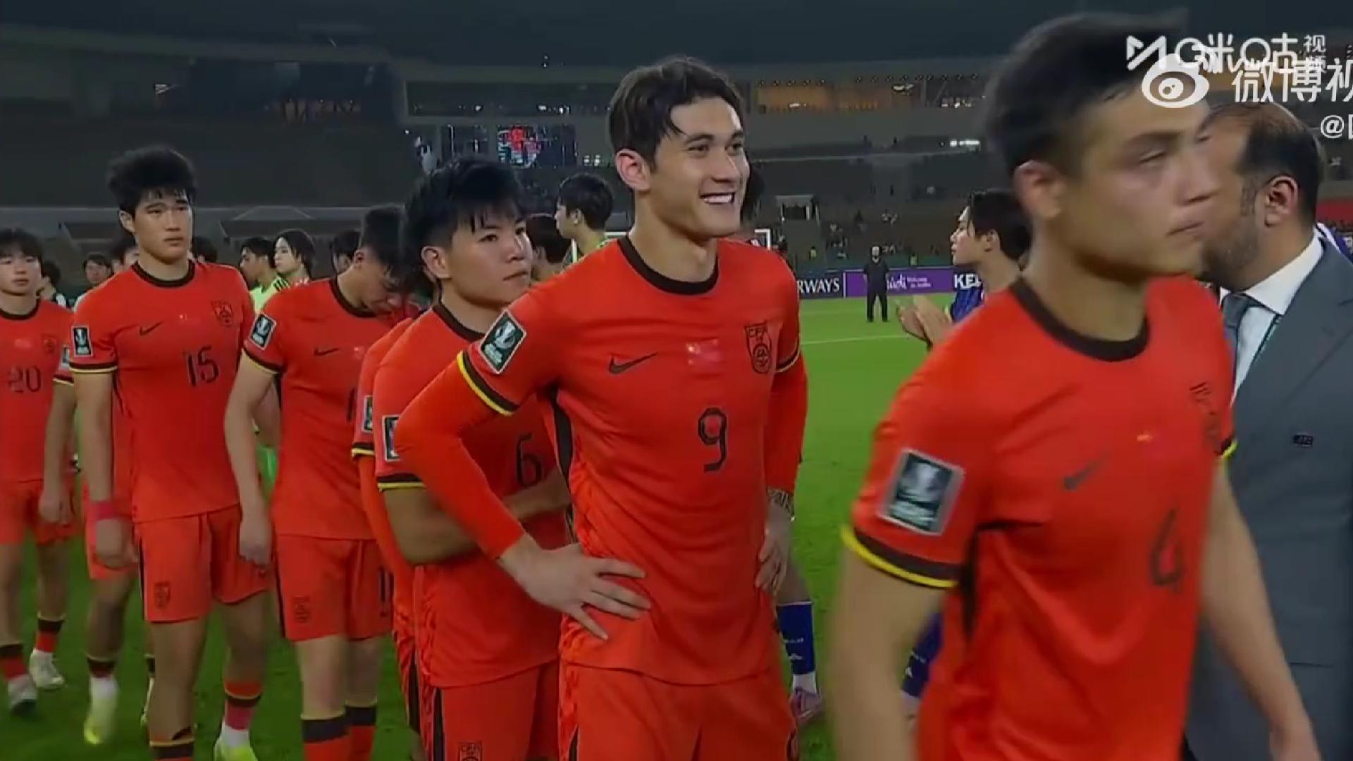 冠军的尊重！日本队颁奖列队鼓掌欢迎中国队，拜合拉木昂首挺胸面露笑容