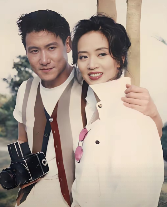 仔细看，那时的张学友疏眉朗目，气宇不凡！而右边的美女是谁？看她细眉飞扬，秀韵多姿