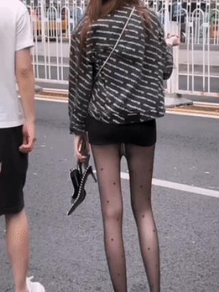 这是啥操作呀？是丝袜买小了呢，还是一种新的穿搭方式啊！
大街上看到的一幕，头一回