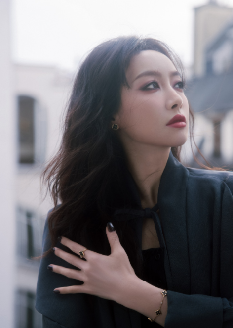 宋茜的暗黑系女王砍秀穿搭，这相当有气场！