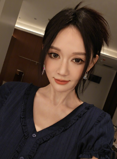 陈乔恩的今日份小黑裙自拍，状态真不错！