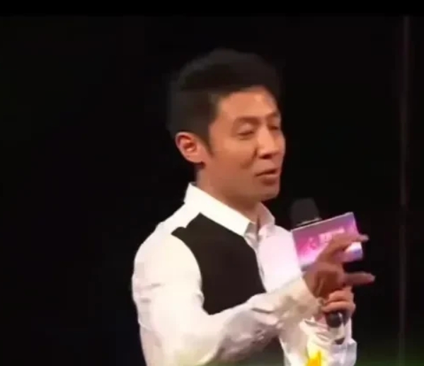 撒贝宁回忆刚踏入北大宿舍那天，室友们都还很陌生。他一推开门，好家伙，对面床板上坐