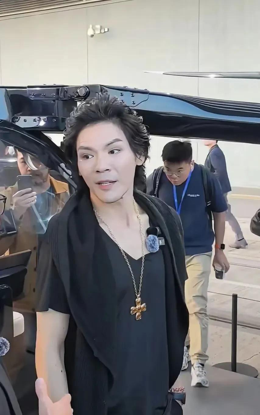 说句实话，就像向佐这样的，换作我才不会嫁给他。
这模样怎么受得了？向佐以前不是很