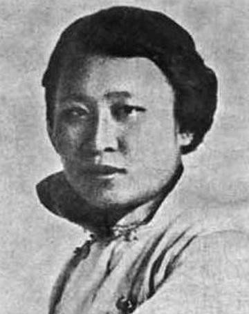 1941年，头号女汉奸陈璧君在饭店用餐。结果吃得肚子装不下了，要小解。她也不去厕