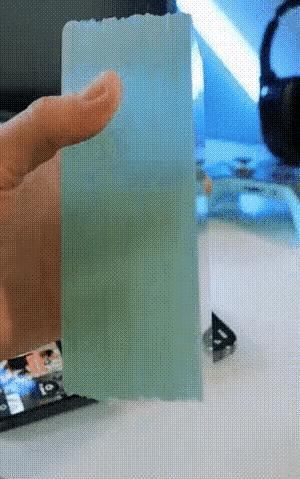 这下好了，手机直接升级潜在的凶器之一了。