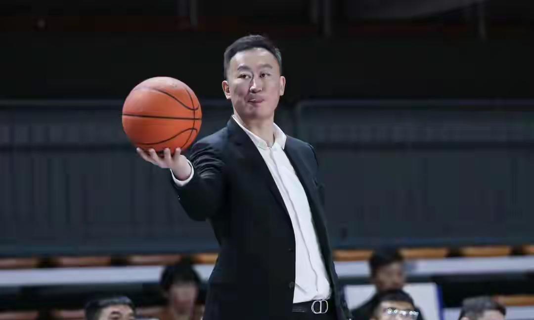 青岛男篮助教刘明涛谈刘维伟缺席比赛：

“刘维伟指导今天身体有点状况，缺席了比赛
