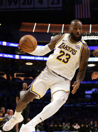 NBA现役常规赛出场次数1000+球员：

1.詹姆斯1562场，历史第2
2.
