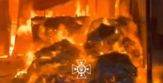 乌克兰首都基辅，当地的救援人员仍在紧张忙碌着，挖掘机和电镐齐上阵，看样子有不少人