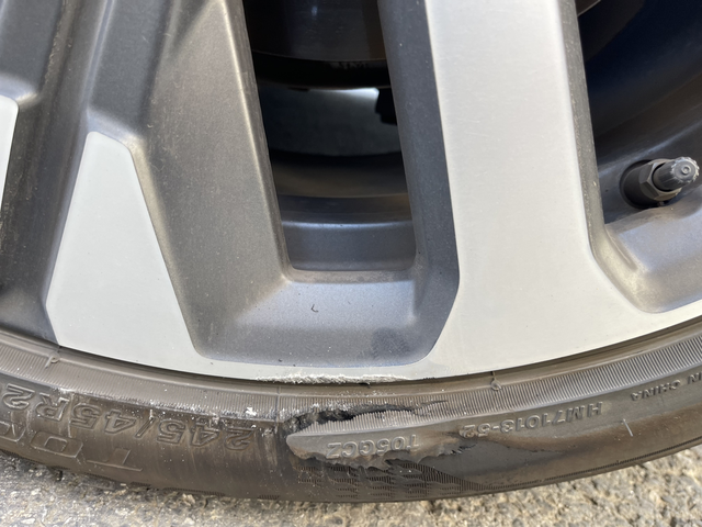 5w公里的ET7准备换新鞋啦
和马路牙子一次美丽的邂逅，我的轮胎🛞乐开了花儿！