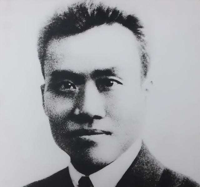 那年，90岁的朱老总出席周总理的告别仪式，当他拄着拐杖站在周总理身边，一个举动让