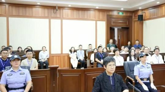 世路难行钱为马！敢收敢送陈丽萍，竟咬出来大老虎！