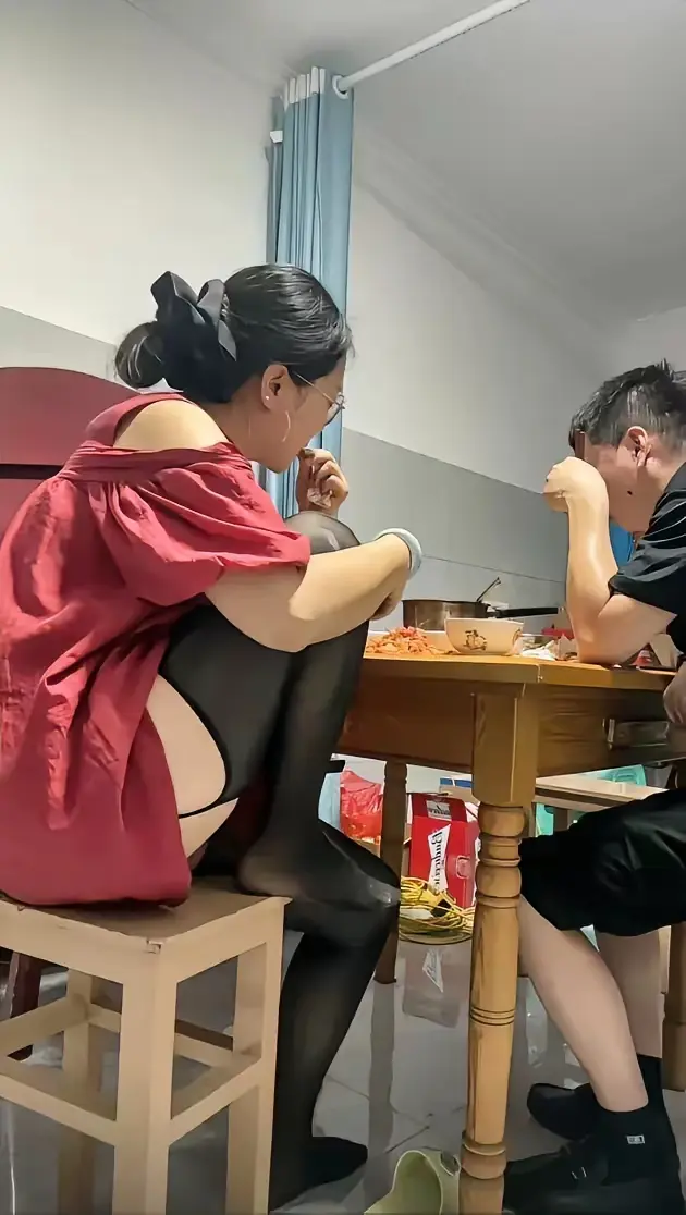 去嫂子家吃饭，她穿成这样，小叔子尴尬的，不知道眼睛该往哪里看。
