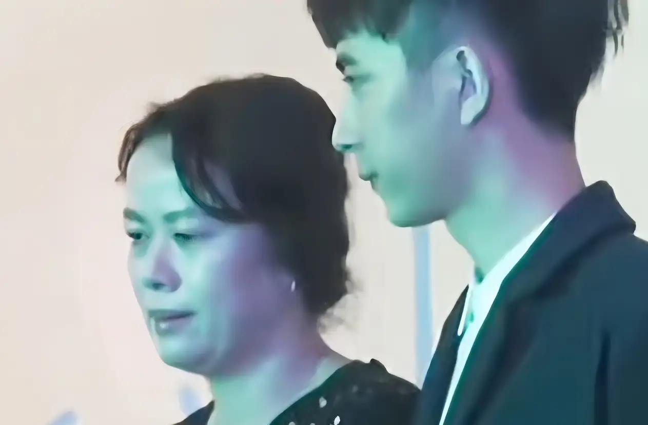 按理说，孩子这么优秀，做妈妈的该笑成花儿才对，满是欣慰和骄傲才正常，可我见到她妈