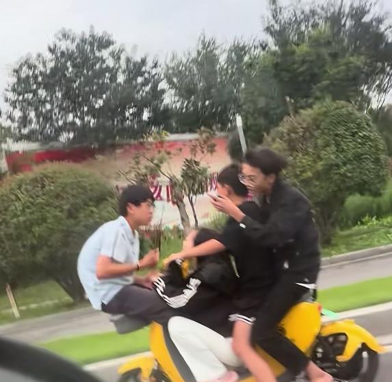 四人把共享电车当成“杂技舞台”，一路上险象环生令人揪心！
网友在街头拍摄到的惊险