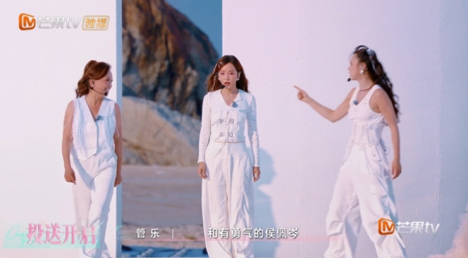 浪姐一公拉票，“青蛇”管乐突然力大如牛，抱着侯佩岑、邓萃雯，挨个抡起活体大风车，