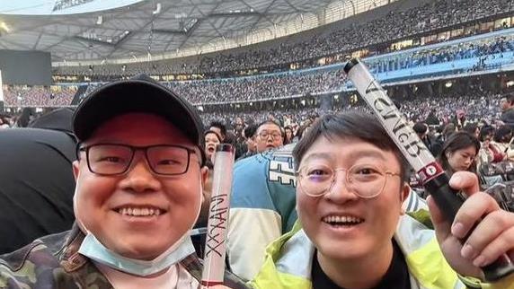 岳云鹏与曹鹤阳现身张惠妹鸟巢演唱会，岳云鹏和素人合影像普通人
