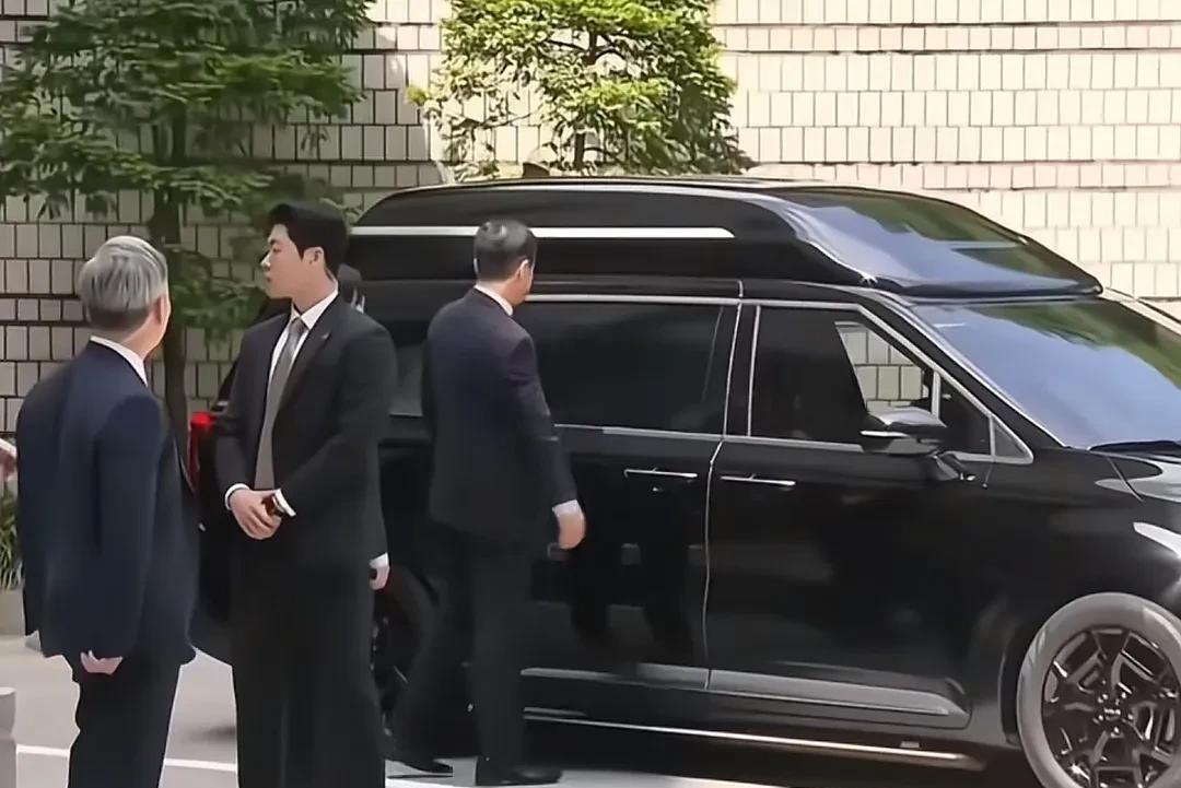 这么快，今天尹锡悦出席第六次庭审，跟进去前相比，没有乘坐迈巴赫，也没有乘坐凯迪拉