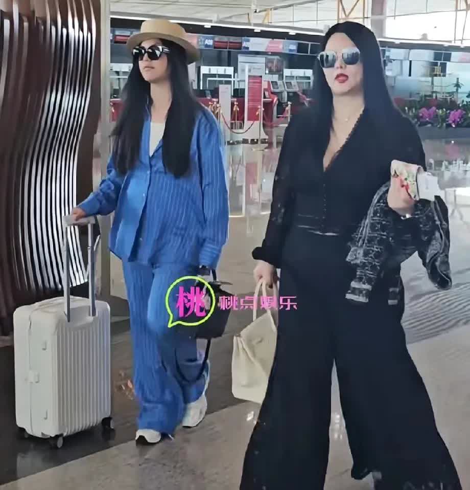 李湘气的都无语了，
自己和女儿王诗龄本来打扮的美美的，
闪亮机场，王诗龄却被