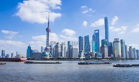 共治“游烟”：在烟火气与文明风中寻平衡
上海，这座充满活力与魅力的国际化大都市，
