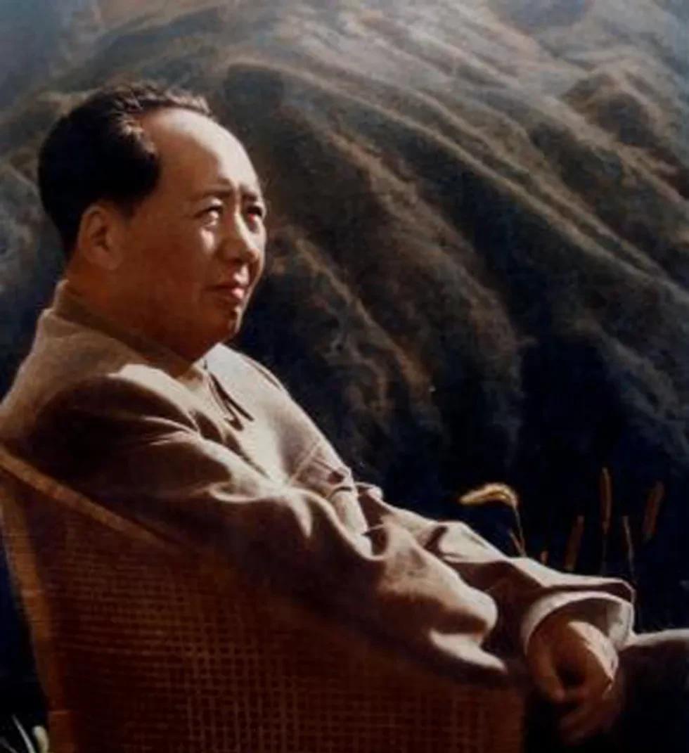 主席的这张照片拍摄于1961年，地点庐山，是黑白照片手工上色，摄影师是李进。
主