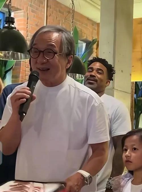 成龙曾经的功夫巨星，衰老的太快了，满头白发满脸的皱纹。71岁的年龄看着像80岁的