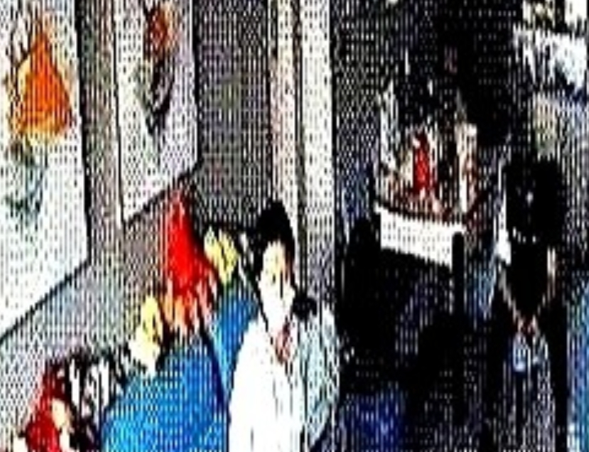 夫妻离婚，女子回到前夫家里拿衣物与生活用品，被前夫与他的家人阻止，双方发生撕扯，