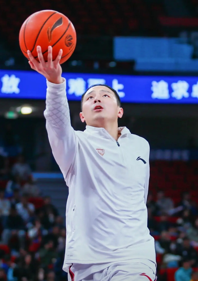青岛给王奕博三年顶薪，青岛为什么不先签后换呢？

王奕博今年26岁，有速度和控球