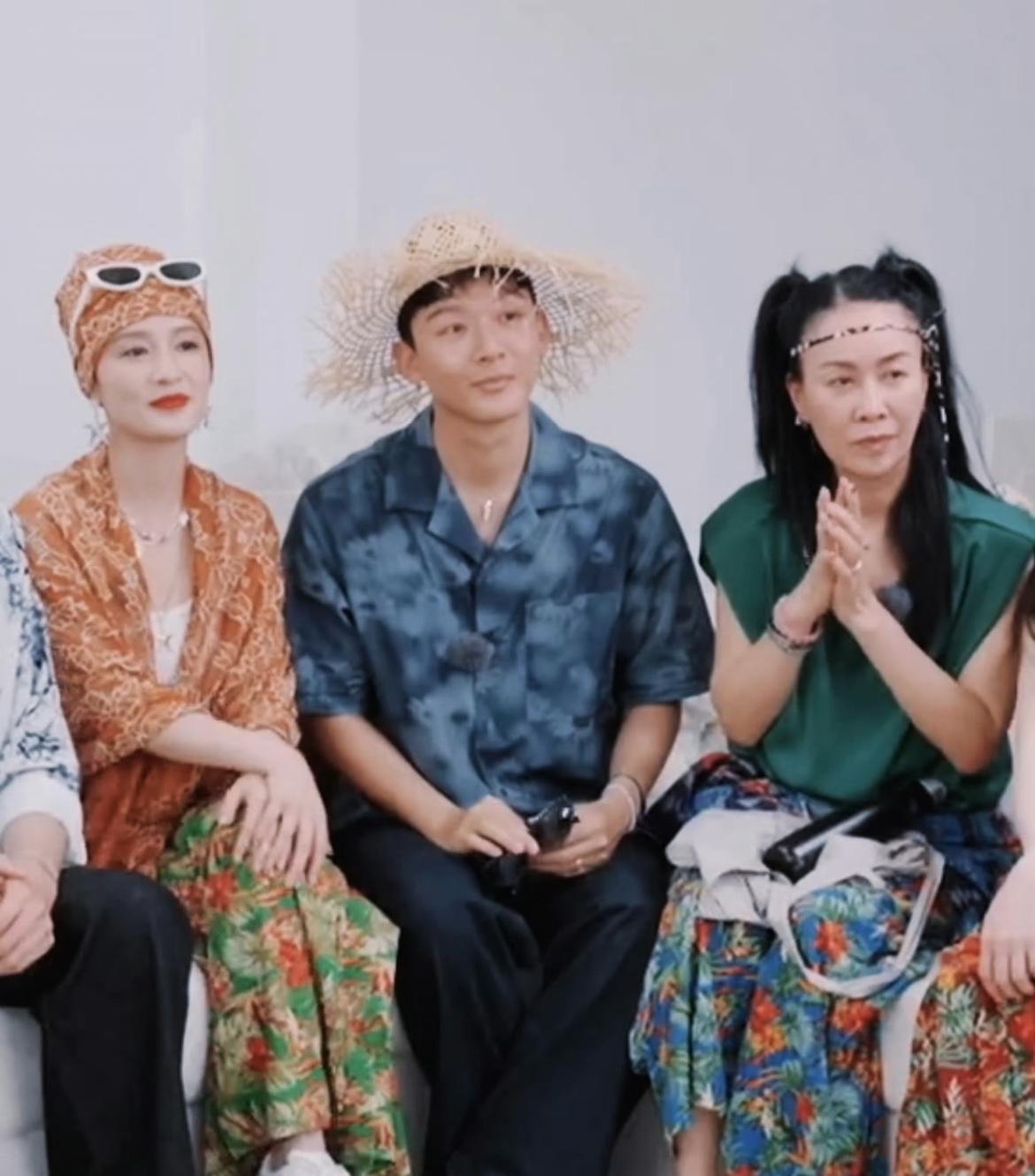 中东贵妇和部落首领间坐着个戴草帽的当地人[笑哭]这三人的造型太好笑了哈哈
还人均