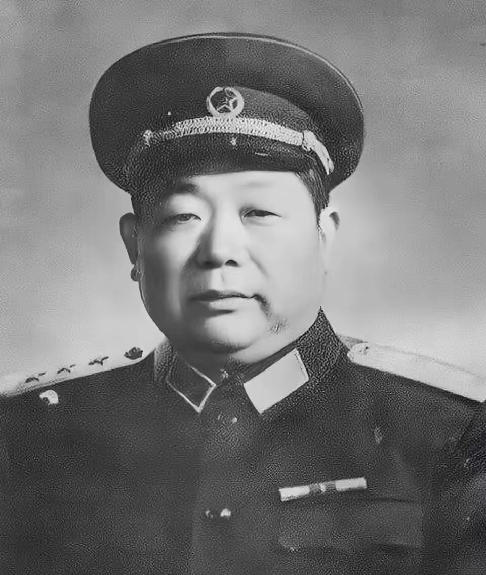 同为大别山人，都来自湖北红安，都是开国上将，都战功赫赫，又都担任了20多年的大军