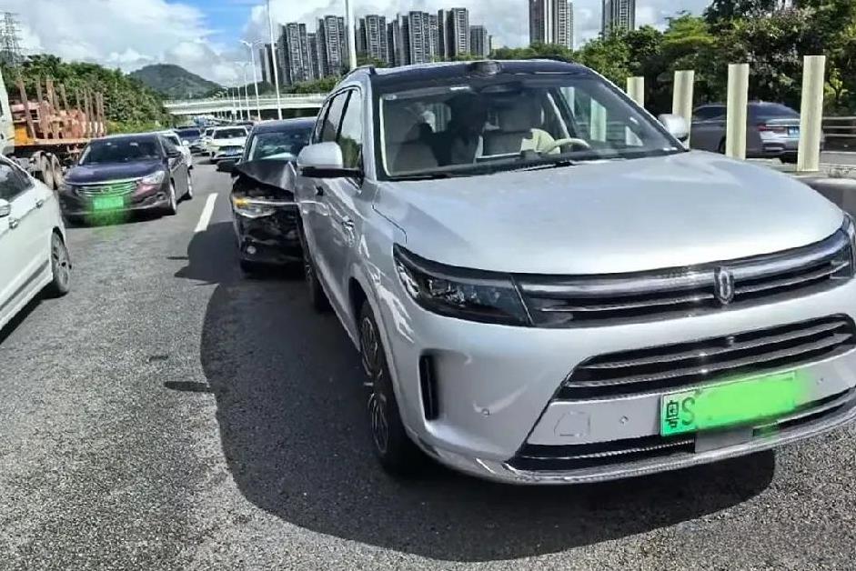 华为问界赛力斯M7被追尾，车主气冲冲下车，一看却没法生气。因为后车实在太长了，赛