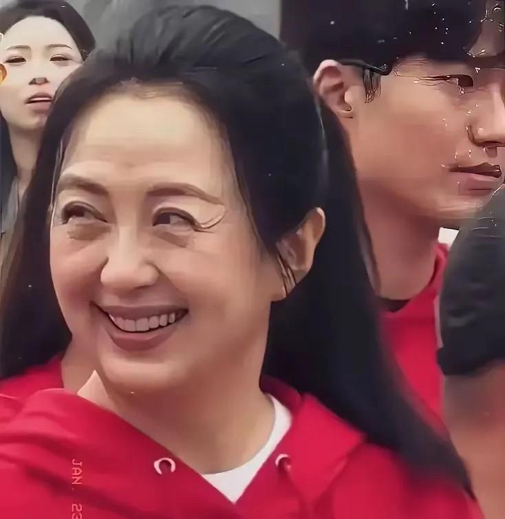 50岁杨童舒脸上都是皱纹，像农村里的人，没有什么明星气质了。颜值呈现出优雅式变老