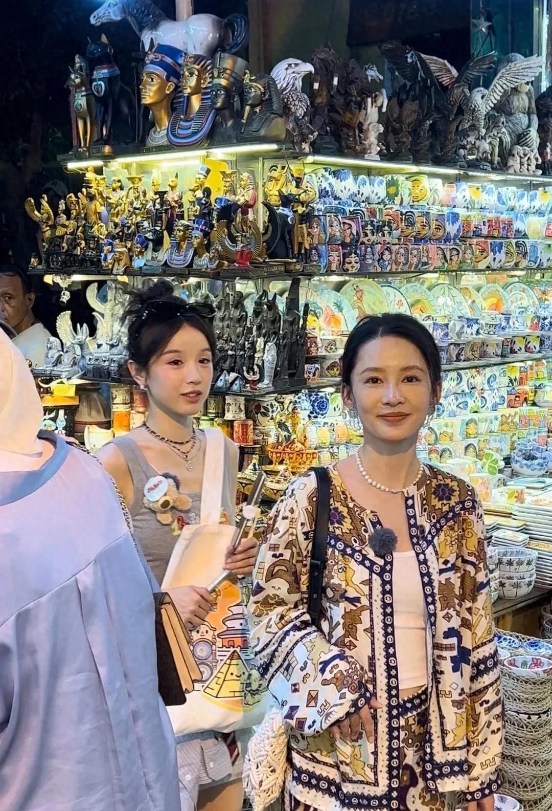 网友开罗偶遇李沁等一众明星，李沁成了最亮的焦点，美丽动人。