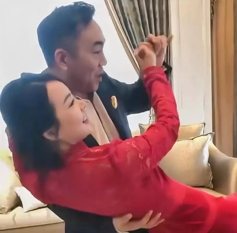 杨议这是在和谁跳舞？看起来很投入的样子。
杨议真的是多才多艺，能说相声能演戏，跳