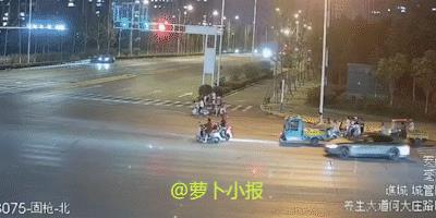 某款车为啥总爱撞绿化带、路灯杆？这回您总算看明白了吧。
自打这款车上市之后，就各