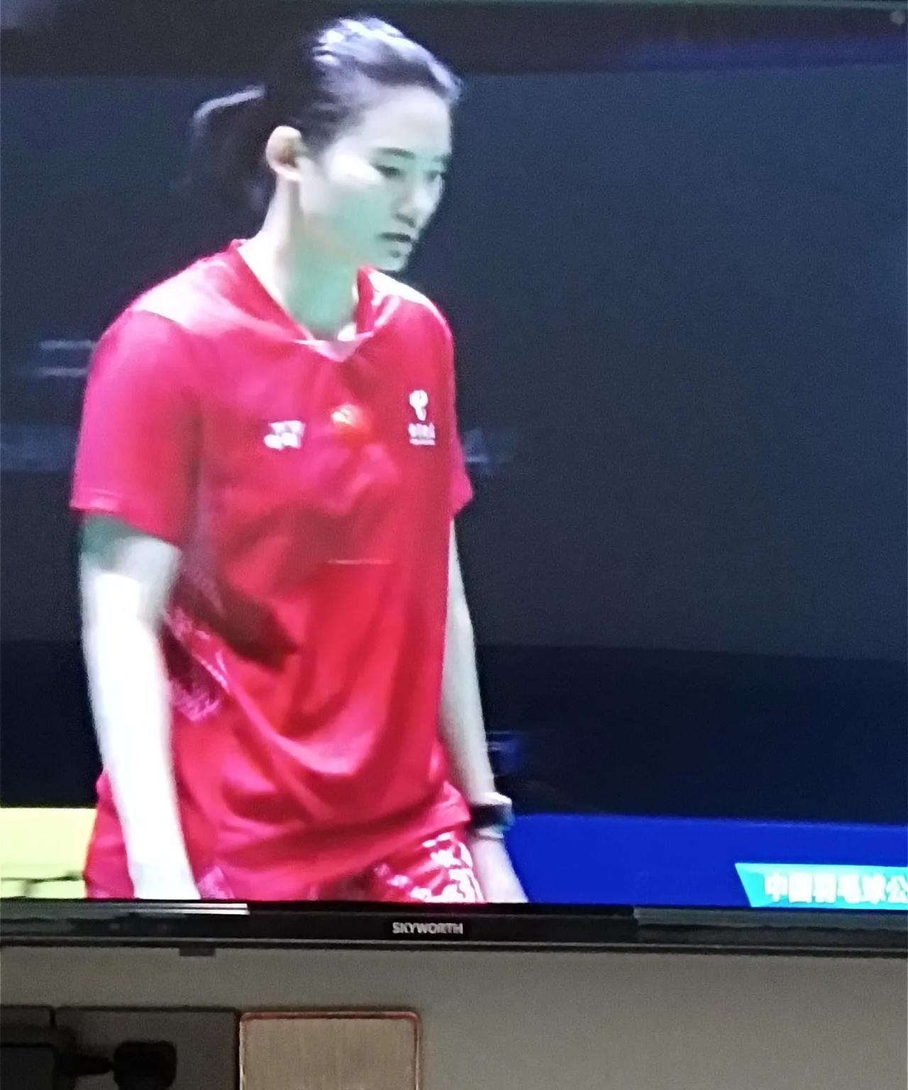 韩悦厉害，先逆转第一局，第二局把安洗莹打伤退了，与王祉怡会师决赛。
第一局，韩悦