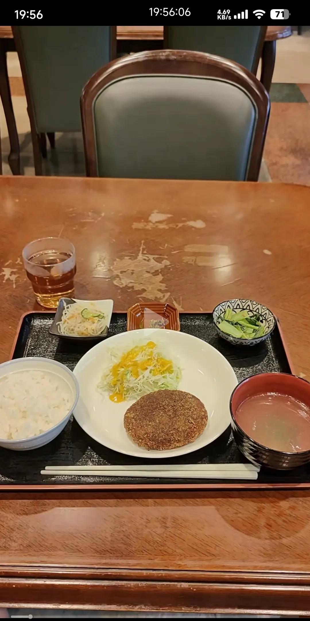 图一，日本机关食堂给公务员提供的餐食
图二，日本学校给学生提供的餐食。
日本公务