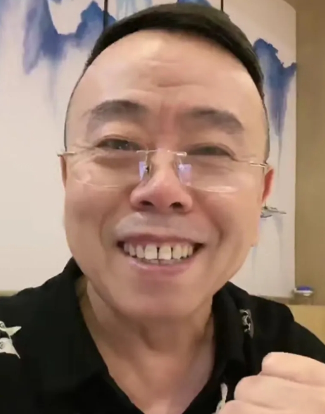 潘长江，临到老了还整上牙齿了？这一口大白牙，配上黝黑的脸庞，看着咋那么突兀呢！