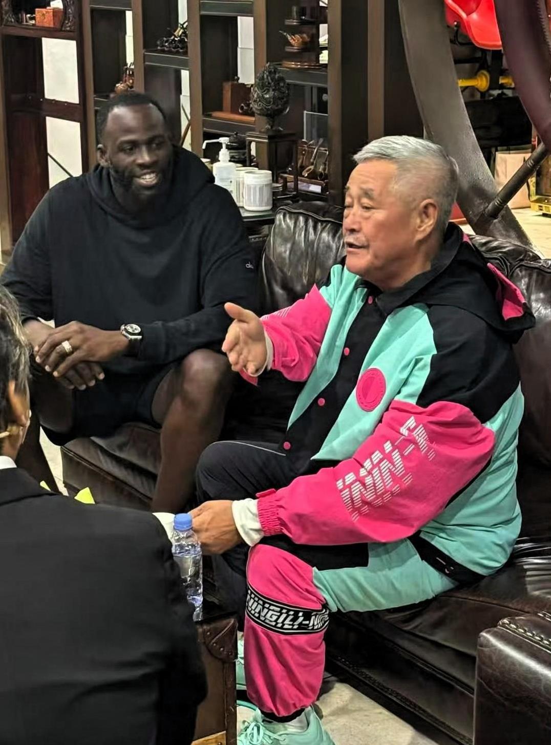 辽宁不愧是篮球大省，NBA球星追梦格林，也得先拜拜赵本山的把头，格林抵达沈阳，郭
