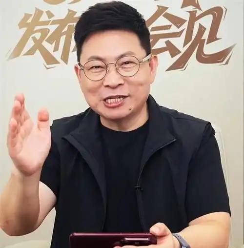 华为红枫镜头没必要？友商高管：必要性不大！
去年华为Mate70系列首发红枫镜头